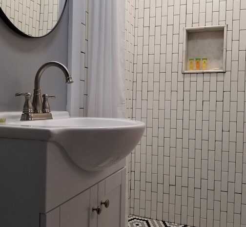 Bed n Breakfast Astoria Bathroom